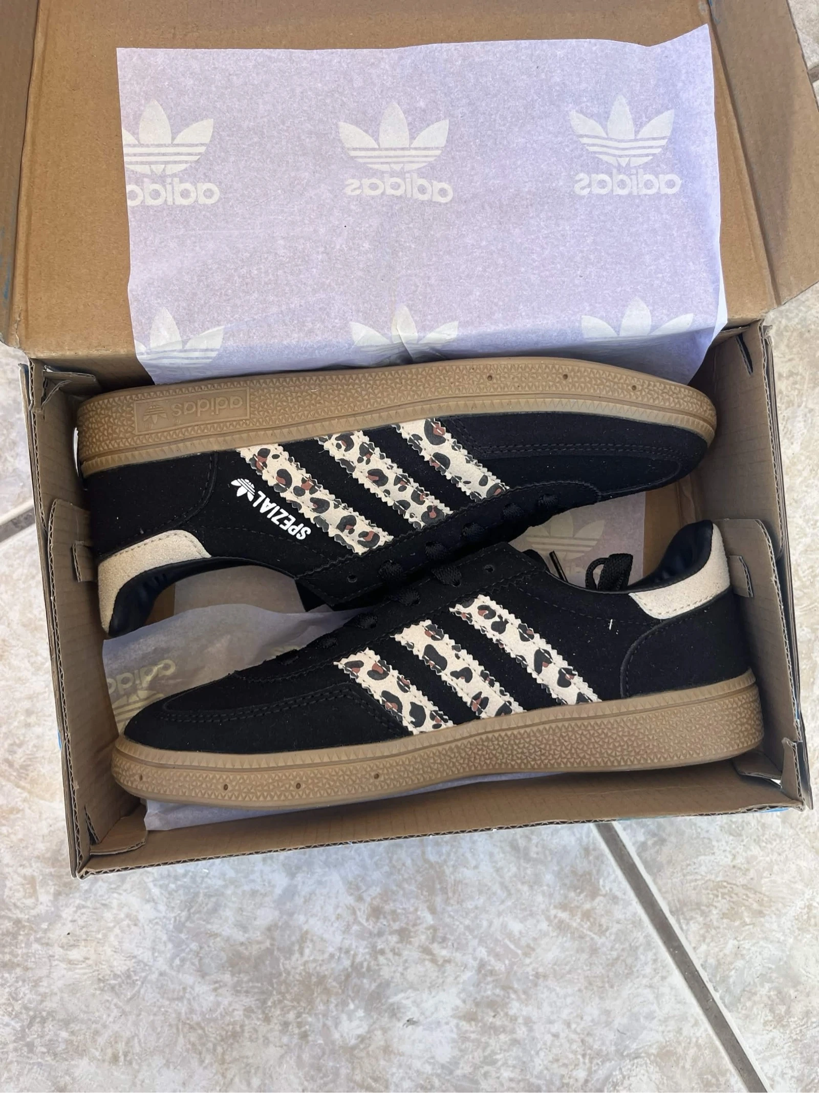 Ténis da adidas feminino padrão flores preto